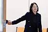 (서울=뉴스1) 김성진 기자 = '정치브로커' 명태균씨로부터 여론조사를 무상으로 제공받은 혐의를 받는 윤석열 전 대통령 측의 변호인 유정화 변호사가 7일 서울 서초구 서울고등법원에서 열린 정치자금법 위반 혐의 2심 선고 공판에서 무죄가 선고되자 법정을 나서며 미소 짓고 있다. 2026.10.7/뉴스1