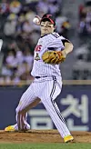 7일 서울 잠실야구장에서 열린 프로야구 KBO리그 두산 베어스와 LG 트윈스의 경기. 1회초 LG 선발 투수 임찬규가 역투하고 있다. 2026.10.7 ondol@yna.co.kr/2026-10-07 18:54:44/