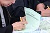 (수원=뉴스1) 김영운 기자 = 29일 경기 수원시 팔달구 화성행궁 광장에서 열린 '수원시 노인일자리 채용한마당'에서 중장년 구직자들이 이력서를 작성하고 있다. 2026.4.29/뉴스1