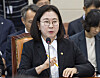 기후에너지환경노동위원회, 기상청 국정감사 (서울=연합뉴스) 황광모 기자 = 이미선 기상청장이 8일 국회 기후에너지환경노동위원회에서 열린 기상청과 유관기관 국정감사에서 의원 질의에 답하고 있다. 2026.10.8 hkmpooh@yna.co.kr/2026-10-08 12:35:24/