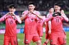'사랑합니다 축구 팬 여러분!' (고양=연합뉴스) 홍해인 기자 = 11일 2022 카타르 월드컵 아시아 최종예선 대한민국과 아랍에미리트(UAE)의 경기. 전반 대한민국 황희찬(오른쪽)이 패널티킥 선제골을 넣은 뒤 하트 세리머니를 김민재(가운데), 황인범과 펼치고 있다. 2021.11.11 hihong@yna.co.kr/2021-11-11 20:46:01/