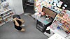 10대 학생이 지난 7월 경기도 내 한 무인점포에 오토바이 헬멧을 쓴 채 들어가 키오스크 무인결제금고의 자물쇠를 망치로 내려치려 하고 있는 모습. 사진 일산서부경찰서