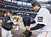 Hanwha Eagles manager Kim Kyung-moon, left, presents a bouquet of flowers to starting pitcher Ryu Hyun-jin at Daejeon Hanwha Life Ballpark on Sept. 16.