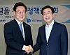 박원순 서울시장(오른쪽)과 이재명 경기지사가 6일 오전 서울 중구 한식당 달개비에서 열린 미세먼지 해결을 위한 환경부-수도권광역단체장 정책간담회에서 악수를 하고 있다. 2018.7.6/뉴스1