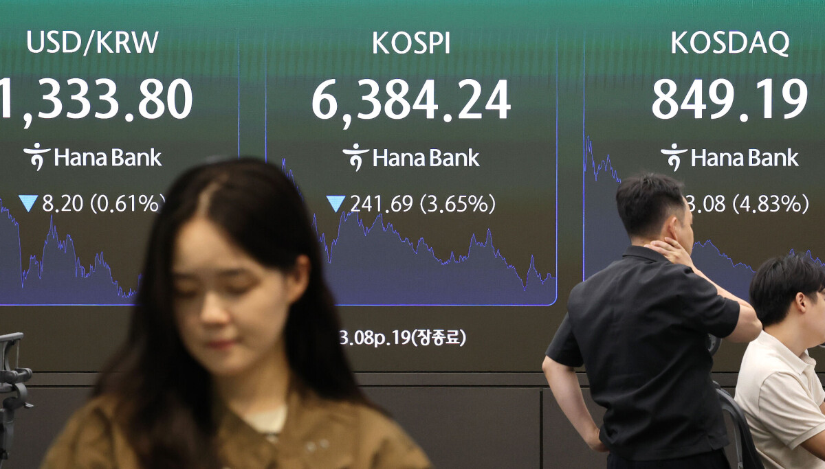 Photograph accompanying Won hits near two-year high as exporter dollar sales, thin bids offset foreign selling amid 3.65% KOSPI drop