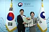 기념 촬영하는 정동영 통일부 장관 (서울=연합뉴스) 통일부는 12일 김영희 전 산업은행 수석연구원을 북한이탈주민지원재단 이사장으로 임명했다고 밝혔다. 사진은 정동영 통일부 장관이 김영희 전 산업은행 수석연구원에게 임명장을 수여한 뒤 기념 촬영하는 모습. 2026.10.12 [통일부 제공. 재판매 및 DB 금지] photo@yna.co.kr/2026-10-12 15:09:16/