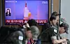 북한, 탄도미사일 발사 (서울=연합뉴스) 이진욱 기자 = 12일 서울역에서 북한의 탄도미사일 발사 관련 뉴스 보도가 송출되고 있다. 합참은 이날 브리핑에서 '12일 오전 9시 20분께 북한 평양 일대에서 동해상으로 발사된 탄도미사일 수 발을 포착했다'고 발표했다. 2026.10.12 cityboy@yna.co.kr/2026-10-12 13:04:50/