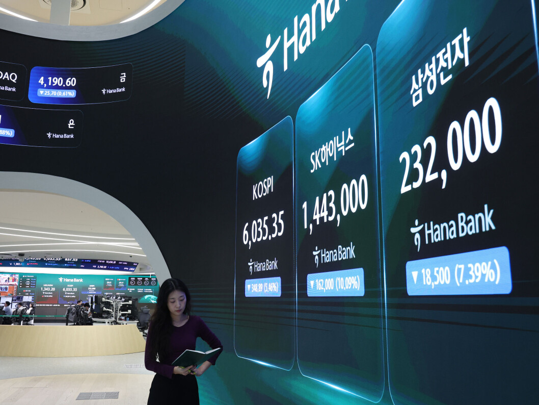 Photograph accompanying Exporters' dollar sales hold the won to a 0.75% slide on a 5.46% Kospi plunge