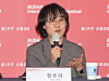 질문에 답하는 정주리 감독 (부산=연합뉴스) 이재희 기자 = 제31회 부산국제영화제 나흘째인 9일 부산 해운대구 영화의전당에서 열린 영화 '도라' 기자회견에서 정주리 감독이 질문에 답하고 있다. 2026.10.9 scape@yna.co.kr/2026-10-09 12:06:23/