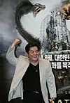 심형래 감독의 2007년 8월 개봉작 시사회가 코엑스 메가박스에서 열렸다. 시사회 후 카메라 앞에서 포즈를 취하고 있는 심 감독.
