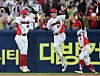 우리가 승리 (전남광주=연합뉴스) 조남수 기자 = 18일 전남광주통합특별시 광주기아챔피언스필드에서 열린 프로야구 2026 포스트시즌 준플레이오프 2차전 LG 트윈스와 KIA 타이거즈의 경기. KIA 박재현 등 외야수가 6-3 승리 세리머니를 하고 있다. 2026.10.18 iso64@yna.co.kr/2026-10-18 17:59:23/