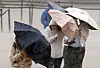 강풍 동반한 요란한 가을비 (서울=연합뉴스) 한종찬 기자 = 강풍을 동반한 강한 비가 내린 18일 서울 종로구 경복궁을 찾은 관람객들이 비를 피하고 있다. 2026.10.18 saba@yna.co.kr/2026-10-18 15:44:26/