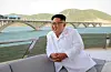 북한 김정은, 새로 완공된 고암∼답촌 철로 시찰 (서울=연합뉴스) 김정은 북한 국무위원장이 강원도 지역에 새로 완공된 고암∼답촌 철로를 시찰했다고 노동신문이 25일 보도했다. 사진은 요트를 타고 새로 건설된 철교를 바라보는 김정은 모습. 2018.5.25 [국내에서만 사용가능. 재배포 금지. For Use Only in the Republic of Korea. No Redistribution] nkphoto@yna.co.kr/2018-05-25 08:40:58/