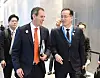 대화하는 이형일 부총리-짐 차머스 호주 재무장관 (서울=연합뉴스) 이형일 부총리 겸 재정경제부 장관이 지난 15일(현지시간) 태국 방콕 퀸 시리킷 내셔널 컨벤션 센터에서 짐 차머스 호주 재무장관과 이동하며 대화하고 있다. 2026.10.16 [재정경제부 제공. 재판매 및 DB 금지] photo@yna.co.kr/2026-10-16 12:01:14/