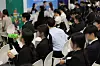 긴장되는 현장면접 현장 (서울=연합뉴스) 류영석 기자 = 19일 서울 중구 동대문디자인플라자에서 열린 2026 금융권 공동채용 박람회에서 구직자들이 참가 기업 부스를 찾아 현장 면접을 기다리고 있다. 2026.8.19 ondol@yna.co.kr/2026-08-19 11:07:47/
