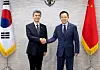 Korean Defense Minister Kang Shin-chul, left, shakes hands with Chinese Ambassdor to Korea Dai Bing at the Ministry of Defense in central Seoul on Oct. 20.