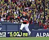 나성범 솔로 홈런 (서울=연합뉴스) 류영석 기자 = 20일 서울 잠실야구장에서 열린 KBO 프로야구 포스트시즌 준플레이오프 3차전 KIA 타이거즈와 LG 트윈스의 경기. 2회초 무사 상황에서 KIA 나성범이 솔로 홈런을 친 뒤 그라운드를 돌고 있다. 2026.10.20 ondol@yna.co.kr/2026-10-20 18:53:48/