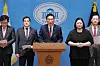 Caption: 주병기 공정거래위원장 사퇴 촉구하는 국민의힘 (서울=연합뉴스) 신현우 기자 = 국회 정무위원회 야당 간사인 국민의힘 서일준 의원 등 국민의힘 정무위원들이 13일 국회 소통관에서 전날 국정감사에서의 주병기 공정거래위원장 답변과 관련해 주 위원장 사퇴 촉구 기자회견을 하고 있다. 2026.10.13 nowwego@yna.co.kr/2026-10-13 10:08:06/