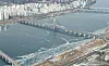 얼어붙은 한강 (서울=연합뉴스) 이재희 기자 = 서울 낮기온이 영하권에 머문 17일 서울 올림픽대교 인근 한강에 얼음이 얼어 있다. 2021.1.17 scape@yna.co.kr/2021-01-17 14:45:43/