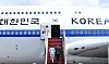 (성남=뉴스1) 허경 기자 = 미국·남미 순방 일정에 나선 이재명 대통령과 김혜경 여사가 24일 성남 서울공항에서 공군1호기에 오르고 있다.