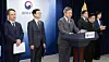 Caption: (서울=뉴스1) 이종덕 기자 = 윤호중 행정안전부장관이 13일 서울 종로구 정부서울청사에서 '2차 중앙행정기관 이전 계획' 브리핑을 하고 있다. 정부는 세종 중심 국정운영 강화를 위해 2027년부터 수도권 소재 중앙행정기관을 단계적으로 세종으로 이전 할 계획이다. 2026.10.13/뉴스1