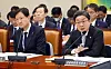 정무위 국감 답변하는 이억원 금융위원장 (서울=연합뉴스) 배재만 기자 = 이억원 금융위원장(오른쪽)이 22일 국회에서 열린 정무위원회 국정감사에서 위원 질문에 답하고 있다. 왼쪽은 이찬진 금융감독원장. 2026.10.22 scoop@yna.co.kr/2026-10-22 11:44:18/