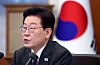 President Lee Jae Myung speaks during a meeting with secretaries at the Blue House in central Seoul on Oct. 22.