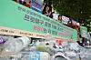 '쓰레기 문제, KBO는 외면하지 말라' (서울=연합뉴스) 박동주 기자 = 15일 서울 강남구 KBO 앞에서 열린 전국 프로야구장 1회용품ㆍ다회용기 사용 실태 모니터링 결과 발표 기자회견에서 참가자들이 손팻말을 들고 있다. 2026.6.15 pdj6635@yna.co.kr/2026-06-15 11:48:42/