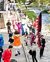 이달 7~10일 넷플릭스가 서울 광화문 청계천 일대에서 한국 진출 10주년을 기념해 연 거리 행사. ‘오징어 게임’ 시즌1의 인기 캐릭터 ‘영희’(주황색 옷) 등이 풍악대로 활동했다. [사진 넷플릭스 코리아 페이스북]