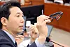 AI 스마트 안경 관련 질의하는 이정헌 의원 (서울=연합뉴스) 배재만 기자 = 더불어민주당 이정헌 의원이 23일 국회에서 열린 과학기술정보방송통신위원회의 종합감사에서 AI 스마트 안경을 보여주며 도촬을 쉽게 할 수 있음을 보여주고 있다. 2026.10.23 scoop@yna.co.kr/2026-10-23 14:46:50/