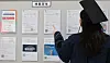 (서울=뉴스1) 이종수 기자 = 25일 서울 종로구 성균관대학교에서 한 졸업생이 2026년 여름 학위수여식을 마치고 채용정보를 살펴보고 있다. 2026.8.25/뉴스1