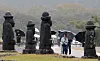 Caption: 비 내리는 제주돌문화공원 찾은 관광객 (제주=연합뉴스) 김호천 기자 = 제주도에 호우주의보가 발효된 24일 비가 내리는 제주돌문화공원에서 관광객들이 돌하르방을 둘러보고 있다. 2026.10.24 khc@yna.co.kr/2026-10-24 13:31:28/