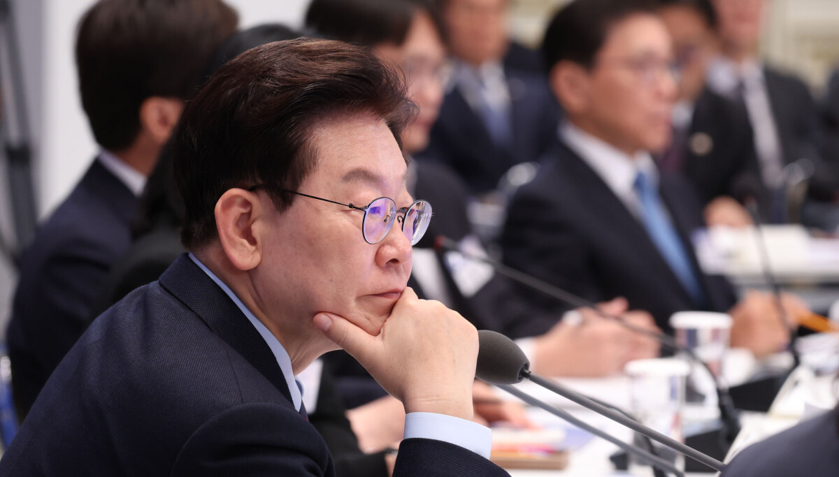 Lee says South Korea is emerging as global economic leader on current account surplus