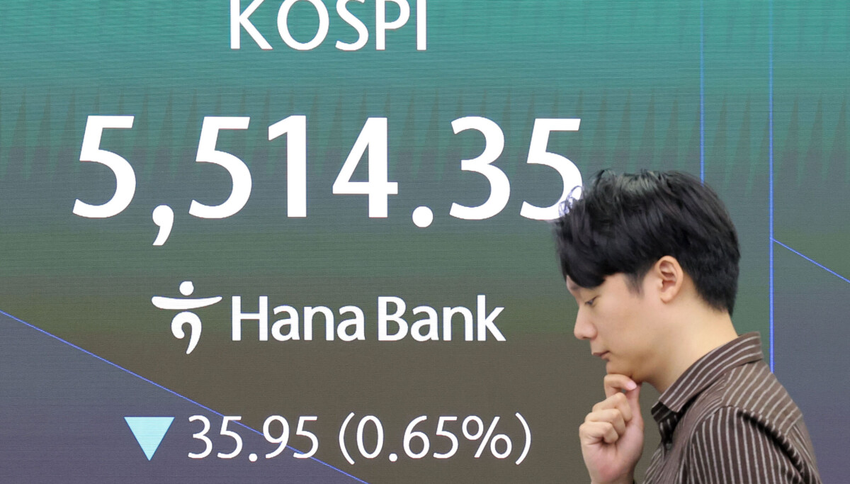 Kospi opens lower ahead of earnings reports, Fed decision