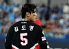 (대구=뉴스1) 박지혜 기자 = 26일 오후 대구 삼성라이온즈파크에서 열린 프로야구 2026 신한 SOL KBO 포스트시즌 플레이오프 1차전 KIA 타이거즈와 삼성 라이온즈의 경기, KIA 3루수 김도영이 8회말 삼성 선두타자 김영웅의 파울 타구를 잡아낸 후 수비 위치로 향하고 있다. 2026.10.26/뉴스1