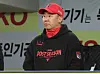경기 지켜보는 KIA 이범호 감독 (대구=연합뉴스) 윤관식 기자 = 26일 대구 삼성라이온즈파크에서 열린 2026 신한 SOL KBO 포스트시즌 플레이오프 1차전 KIA 타이거즈와 삼성 라이온즈의 경기. KIA 이범호 감독이 경기를 지켜보고 있다. 2026.10.26 psik@yna.co.kr/2026-10-26 21:04:46/