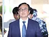 영장심사 출석하는 안승호 전 삼성전자 부사장 (서울=연합뉴스) 류영석 기자 = 삼성전자 내부 직원과 공모해 중요 기밀자료를 빼돌린 혐의를 받는 안승호 전 삼성전자 부사장(IP센터장)이 30일 서울 서초구 서울중앙지방법원에서 열린 구속 전 피의자 심문(영장심사)에 출석하고 있다. 2024.5.30 ondol@yna.co.kr/2024-05-30 11:01:36/