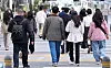 (서울=뉴스1) 김성진 기자 = 서울 아침 기온이 12도를 기록하며 쌀쌀한 가을 날씨를 보인 1일 오전 서울 종로구 광화문 네거리에서 직장인들이 출근을 하고 있다. 2026.10.1/뉴스1