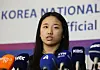 시즌 10번째 우승 달성 소감은 (영종도=연합뉴스) 서명곤 기자 = 프랑스오픈 3연패를 달성하며 시즌 10번째 우승 트로피를 들어 올린 안세영이 27일 인천국제공항 2터미널을 통해 귀국하며 취재진의 질문에 답하고 있다. 2026.10.27 seephoto@yna.co.kr/2026-10-27 12:02:59/