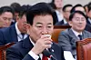 목 축이는 정동영 통일부 장관 (서울=연합뉴스) 신현우 기자 = 정동영 통일부 장관이 27일 국회 외교통일위원회에서 열린 외교부, 통일부 등에 대한 종합감사에서 목을 축이고 있다. 2026.10.27 nowwego@yna.co.kr/2026-10-27 11:54:05/