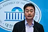 (서울=뉴스1) 유승관 기자 = 홍성규 진보당 대변인이 15일 서울 여의도 국회 소통관에서 현안 브리핑을 하고 있다. 2025.12.15/뉴스1