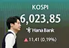 코스피 보합권서 등락 (서울=연합뉴스) 임화영 기자 = 29일 서울 중구 하나은행 딜링룸 현황판에 코스피가 표시되고 있다. 이날 오전 9시 2분 현재 코스피는 전장보다 12.88포인트(0.21%) 내린 5,999.56, 코스닥 지수는 전장보다 7.14포인트(0.93%) 내린 764.14다.2026.10.29 hwayoung7@yna.co.kr/2026-10-29 09:10:51/
