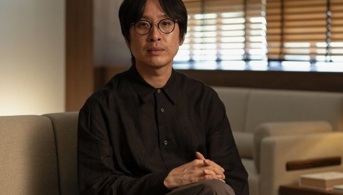 Image accompanying source report: Ex-Foreign Correspondent Hong Jin-hwon Wins Korea's Top Artist Prize for Work on Images and Power