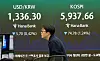 A screen in Hana Bank's trading room in central Seoul shows the Kospi closing at 5,937.66 points on Oct. 29, down 74.78 points, or 1.24 percent, from the previous trading session.