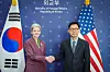 Korean Vice Minister of Foreign Affairs Park Yoon-joo, right, shakes hands with U.S. Under Secretary of State for Political Affairs Allison Hooker in a meeting to discuss about nuclear-related cooperation between Seoul and Washington on June 2.