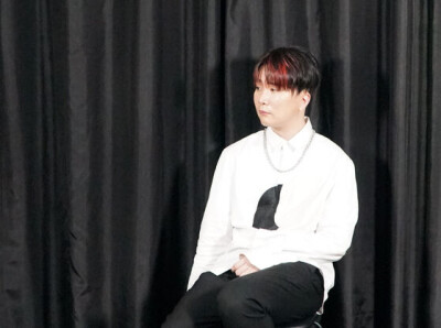 Behind the Lyrics] Yoon Hyun-sang writes with wit and sings with heart