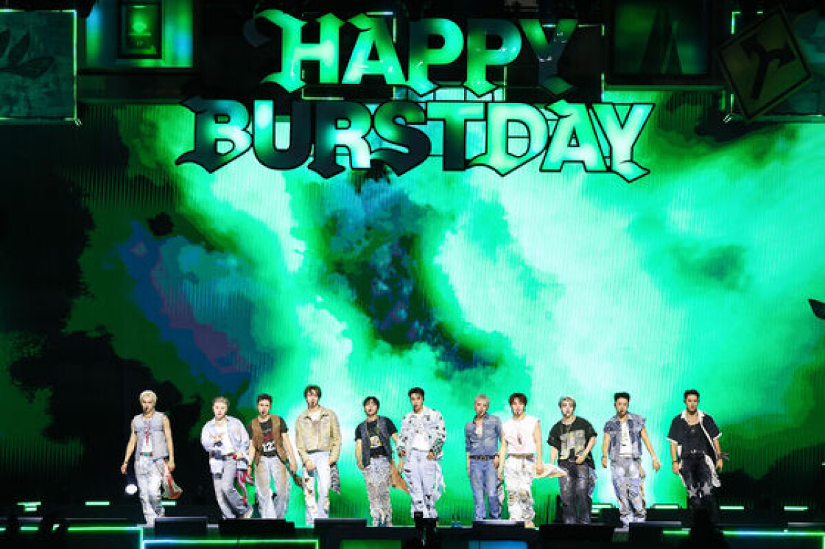 SEVENTEEN HAPPY BURSTDAY サノク 10周年 ブレスレット Seventeen unveils new track 'Thunder' during 10th anniversary