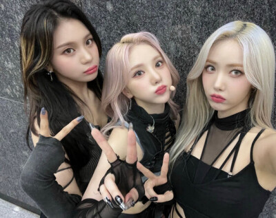 VIVIZ to kick off world tour in June with Seoul concerts