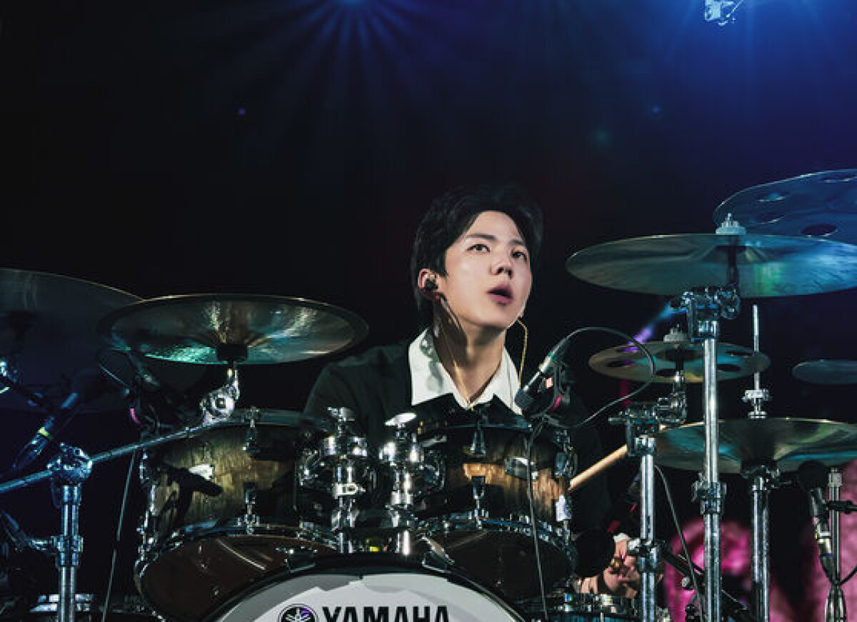 Rain holds off as DAY6 celebrates 10-year milestone at 'The Decade