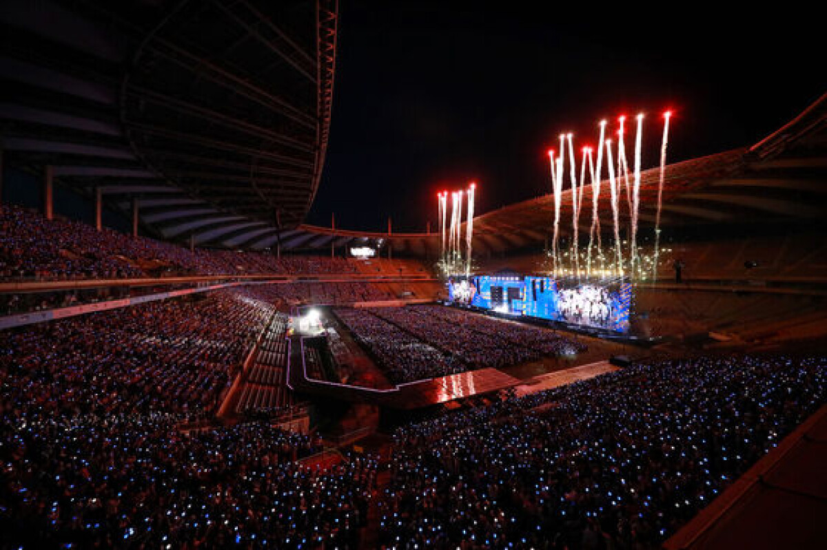Seventeen fills Seoul World Cup Stadium for ''Follow Again' in Seoul'